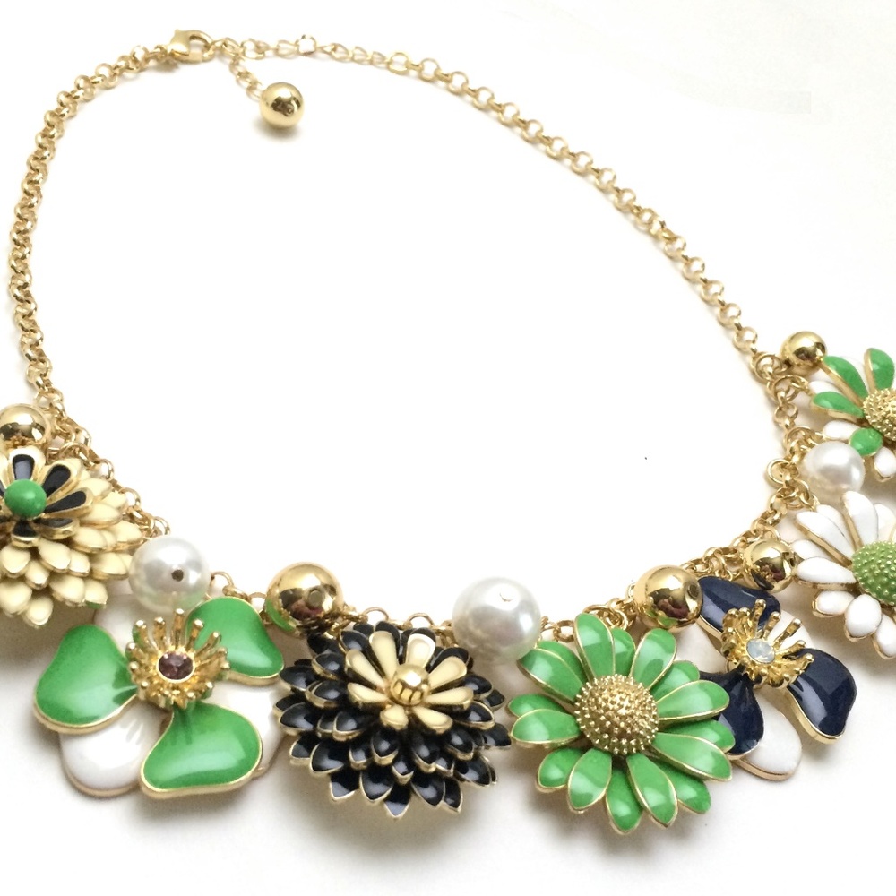 NWOT Flower Necklace - Picture 5 of 6